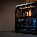 PC gaming haut de gamme avec processeur refroidi par liquide et carte graphique triple ventilateur, illustrant le rapport entre CPU et GPU.