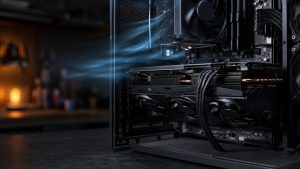 Carte graphique dans un PC ouvert, éclairée par un flux d’air froid, illustrant l’undervolting GPU et la réduction de la consommation électrique.